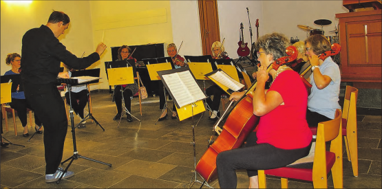 Die Camerata aargauSüd wird von David Reitz dirigiert. (Bilder: hh.)