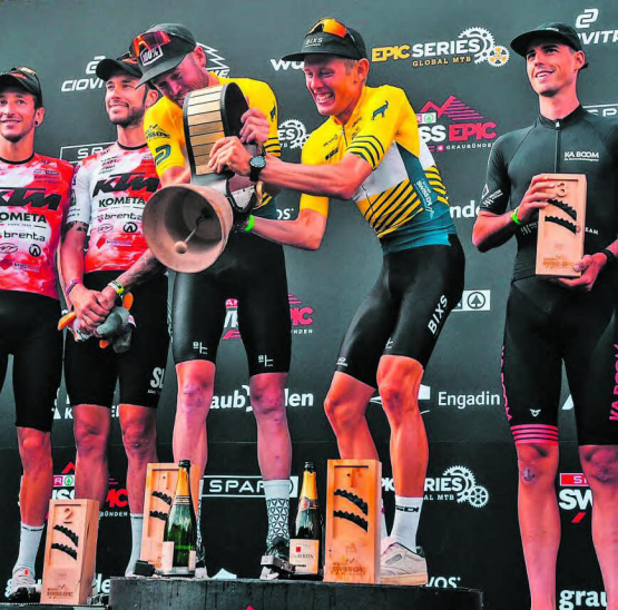 Gian Schmid (rechts) und Lukas Flückiger feiern den Gesamtsieg vor den Italienern Lorenzo und Nicolas Samparisi und den Schweizern Ursin Spescha/Simon Walter. (Bild: zVg.)