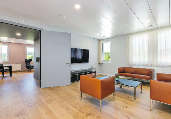 Der Umbau ist gelungen: Komfort, Loungebereich und modernes Design – die neue Privatabteilung am Asana Spital in Menziken konnte in Betrieb genommen werden. (Bild: zVg.)