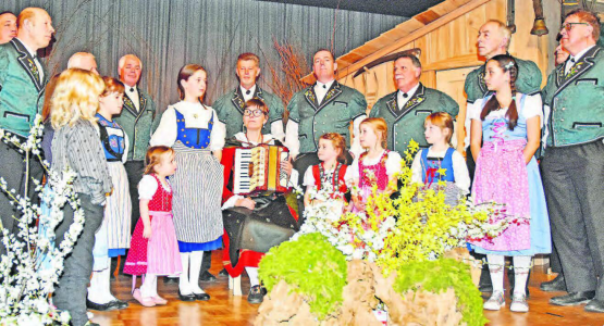 Gemeinsam mit dem Kinderchor: Die Reitnauer Jodler präsentieren den traditionellen «Glogge-Jodel». (Bilder aw.)