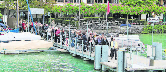 Die Vorfreude aufs Literaturschiff stand den Wartenden auf dem Steg bei der Seerose ins Gesicht geschrieben. (Bilder: grh)