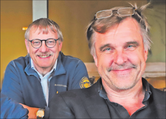 Aus der Zusammenarbeit wurde eine Freundschaft. Saalbau-Kommissionsmitglied Ruedi Hug (hinten) und Rigiblick-Theaterchef Daniel Rohr. (Bild: rc.)