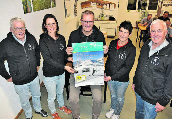 Der Vorstand des Langlaufvereins Kalthof-Wiliberg freut sich über die erfolgreiche Zusammenarbeit mit dem Verband Loipen Schweiz (von links): Vizepräsident Beat Buchwalder, Aktuarin Nicole Baumann, Präsident Raphael Nadler, Kassierin Susanne Aellig und der Loipenverantwortliche Bernhard Aeschbach. (Bild: aw.)