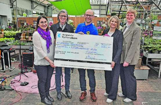 Die Checkübergabe sorgt für freundliche Gesichter: Präsident Christian Keppler vom Lions Club Suhren-/Wynental (Bildmitte) übergibt symbolisch den Check. (Bilder: aw.)