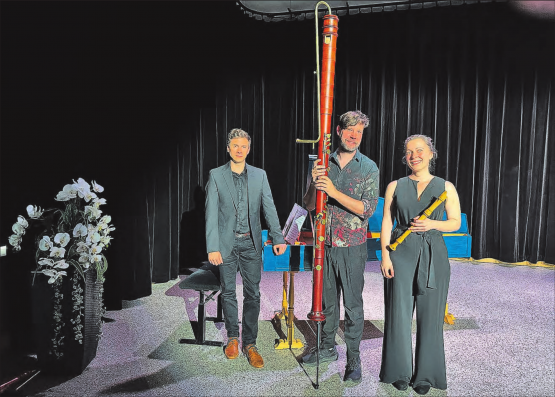 Tizian Naef, Stefan Temmingh und Susanne Geist zeigten gemeinsam mit Schülerinnen und Schülern, wie vielseitig Blockflöte klingen kann. (Bild: zVg.)