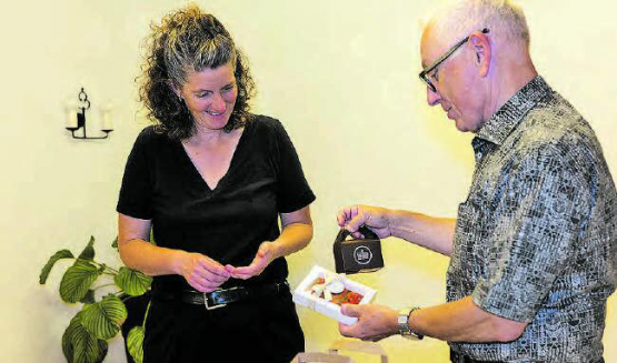 Engagierte Rednerin und Präsidentin Fachstelle Frauenhandel und Frauenmigration: Lelia Hunziker freut sich über die Aufmerksamkeit von Markus Eichenberger. (Bild: zVg.)