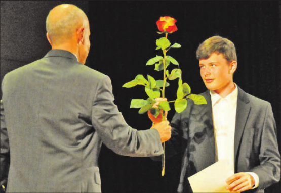 Stimmungsvolle Schulschlussfeier im Kubus Rickenbach: Im feierlichen Rahmen erhielten alle Schüler ihr Abschlusszertifikat und eine Rose.