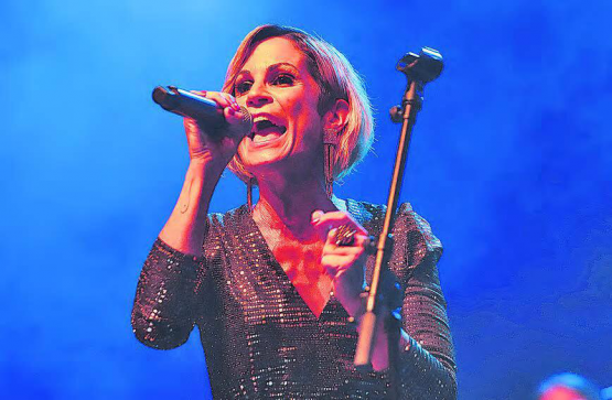 «Swingness» mit Tanja Dankner. Mit ihrer kräftigen Stimme brachte sie eine tolle Stimmung in den Saalbau. (Bilder: rc.)