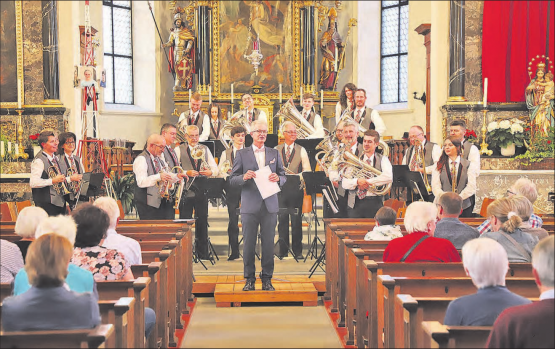 Die Abendsonne tauchte die Kirche Pfeffikon in eine stimmungsvolle Ambiance. Die Musikgesellschaft lieferte unter der Leitung von Herbert Waser die dazu passende Musik. (Bild: rc.)
