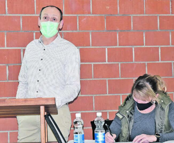 Gemeindeversammlung streng nach Corona-Vorschriften: Gemeindeammann Patric Jakob hielt über 90 Minuten mit Maske durch. (Bild: aw.)