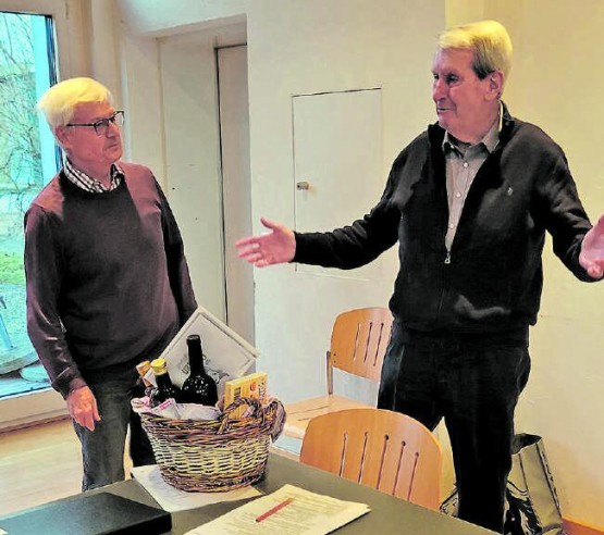 Vizepräsident Fritz Graf beschenkt den abtretenden Präsidenten Kurt Hürzeler. (Bild: zVg.)