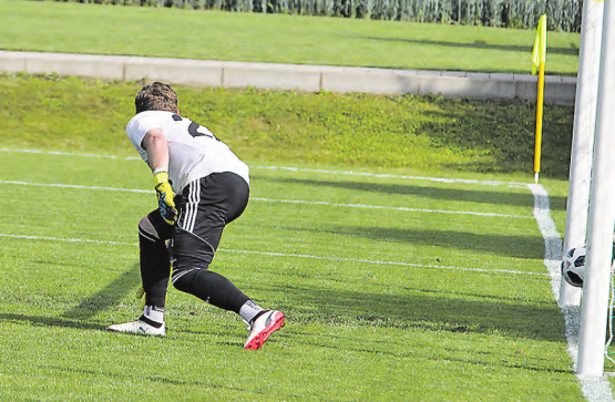 Massarbeit des Suhrer Torschützen Dario Dussin, der gegen FCG-Goalie David Schaffner zum 1:2 traf – und auch vom Fotografen. (Bild: Otto Lüscher)