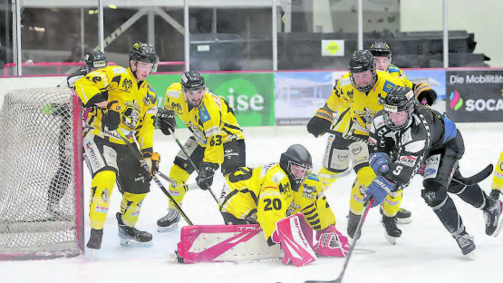 Einer gegen alle! Leihspieler Ari Hochheuser beschäftigt die gesamte Burgdorfer Mannschaft, kommt aber nicht vorbei. (Bild: rc.)