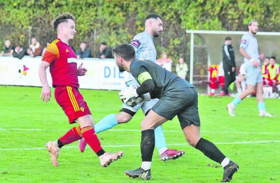 Es ist zum Verzweifeln: Auch Jan Schneider − hier im Spiel gegen Windisch − kommt zu oft einen Schritt zu spät. (Bild: Otto Lüscher)