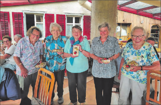 Über 450 Jahre Lebenserfahrung: Diese über 90-jährigen Teilnehmerinnen erhielten während der Reise ein kleines Präsent. (Bild: zVg.)