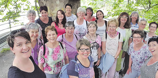 Unter einem prächtigen Baum an der Sihl: Zum Abschluss gab es noch das obligatorische Gruppenfoto. (Bild: zVg.)