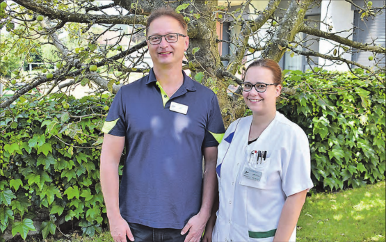 Gelungene Premiere: Erstmals hat bei der Spitex Mittleres Wynental mit Anja Widmer eine junge Frau die Ausbildung zur Pflegefachfrau HF abgeschlossen, im Bild mit Ausbildner Fredrik Riikonen. (Bild: hg.)
