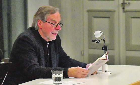 Lyrik und Prosa in einem: Klaus Merz las aus seinem neuen Buch «firma». (Bilder: Evelyn Pesentheiner)