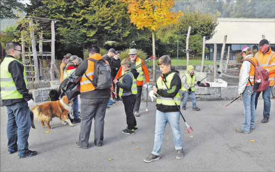 Besammlungsort Schulhausplatz: Organisatoren und Helfer treffen sich zum Clean-up-day-Einsatz. (Bilder aw.)