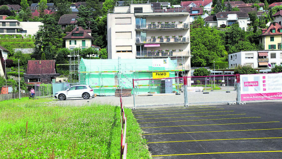 Sollen Alterszentrum (grosses Gebäude hinten) und Gemeinde ihre Plätze tauschen? Eine Umfrage des Komitees «Pro Landabtausch» will der Frage nachgehen. Derzeit ist auf Teilen der grünen Wiese ein temporärer Parkplatz installiert. (Bild: Remo Conoci)