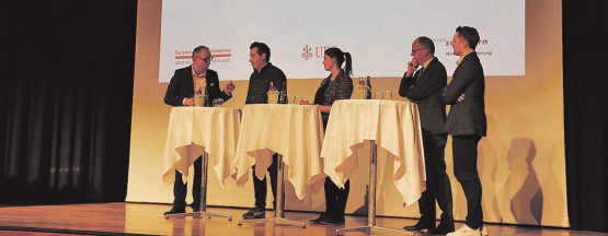 Podiumsdiskussion zum Thema «Millennials» (v.l.): Moderiert von Reto Brennwald, mit Dominik Solenicki, CEO Sintratec, Ramona Bolliger, Siegerin der Berufsweltmeisterschaften 2017, Thomas Sommerhalder, Regionaldirektor UBS Aargau/Solothurn und Fabio Emch, CEO jim & jim. (Bild: pd.)