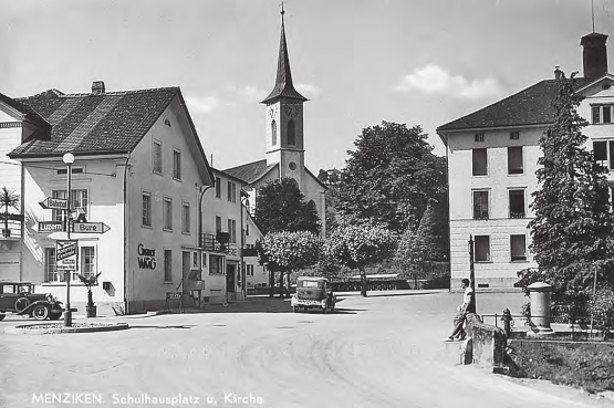Waagplatz mit Kirche und Altes Schulhaus um ca 1937. Man beachte den lässig am Wyna-Brüggli angelehnten Mann und die Oldtimer vor dem Gasthaus zur Waag. Das frühere Hotel-Restaurant war während Jahrzehnten ein ganz zentraler, gesellschaftlicher Treffpunkt und hat seinen Namen von der damaligen öffentlichen Waage vor dem Haus abgeleitet.