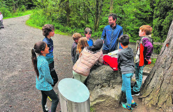 Das Interesse war auch in dieser Gruppe gross: Der frühere Weltmeister Matthias Merz erklärt den Ferienspass-Kindern eine Übung. (Bild: zVg.)