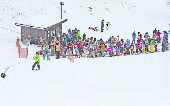 Aus dem Archiv: Im Winter 2017 herrschte Hochbetrieb beim Skilift Bottenwil. In diesem Jahr lassen Schneemangel und Corona wohl nur von einem Betrieb träumen. (Bild: KF)