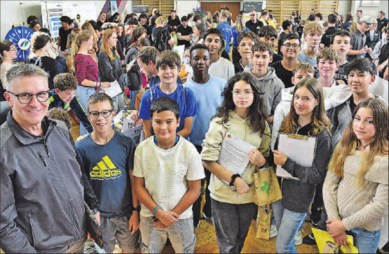 Haben einen aufregenden Besuchstag hinter sich: Die Schüler der zweiten Klasse Real mit Lehrer Richard Suter (links). (Bilder: aw.)