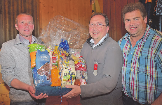 Seenger Trio als Sieger (v.l.): Vizeammann Thomas Lindenmann, Gemeindeammann Jörg Bruder und der Gemeindeangestellte Adrian Müller gewannen den Behördenwettkampf zum Auftakt des Feldschiessens in Dürrenäsch. (Bilder: wr.)