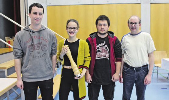 Die Jungschützengruppe der SG Zofingen siegte am kantonalen Gruppenfinal 2018 (v.l.): Fabian Wiesenzarter, Jessica Sommerhalder, Jean-Michel Blättler mit Bezirksjungschützenleiter Patrick Kyburz. Es fehlt: Domenic Keller. (Bild: uhl.)