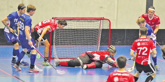 Die Verteidigung von Baden-Birmenstorf in Bedrängnis: Reinachs David Dünki (11) und Andreas Frey (69) stehen bereit, falls Armin Frey den Ball nicht am Badener Torhüter vorbei bringen sollte. (Bild: Otto Lüscher)