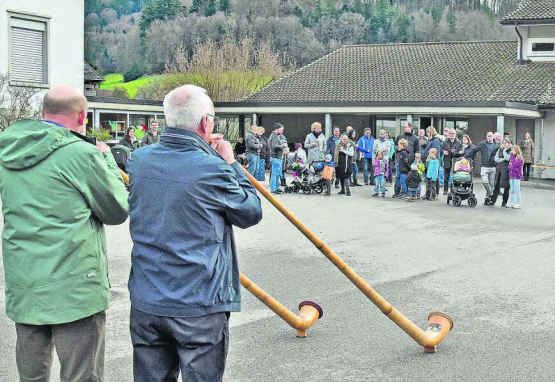 Alphornklänge zum Jahreswechsel: Andreas Koller und Walter Brugger v. l. bliesen Melodien auf ihren Alphörnern am Silvesterapéro in Kirchleerau. (Bild: aw.)