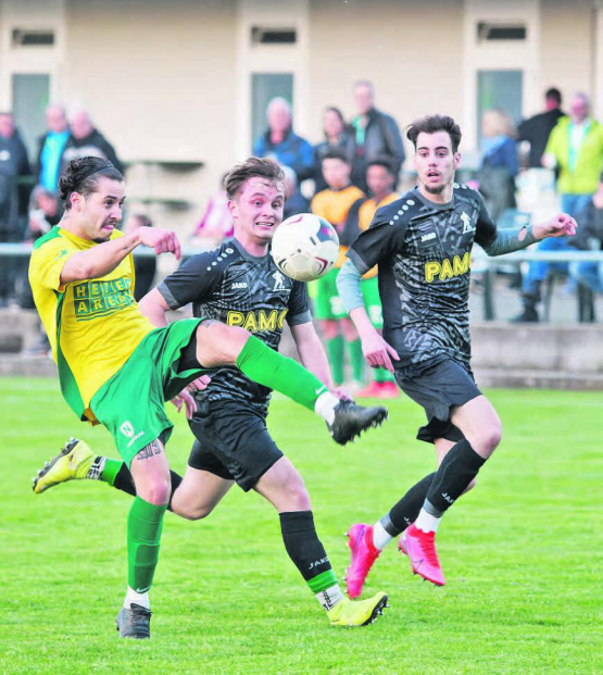 Bereits vor einer Woche holte der FC Gontenschwil zu Hause gegen Niederlenz drei wichtige Punkte. Nach seinem USA-Aufenthalt erzielte Rückkehrer Rafael Eglauf (Mitte) den einzigen Treffer des Abends. (Bild: Roland Jaus)