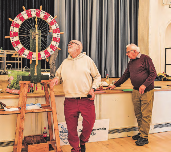Mit Spannung beobachtet Peter Eichenberger das Rad. (Bild: dr., Archiv)