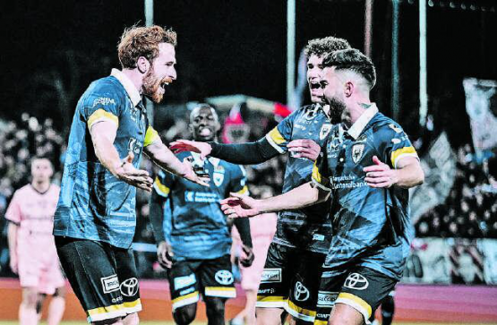 Kollektiver Jubel nach dem zweiten Treffer: Der FC Aarau reitet weiter auf der Erfolgswelle. (Bild: Sarah Rölli)