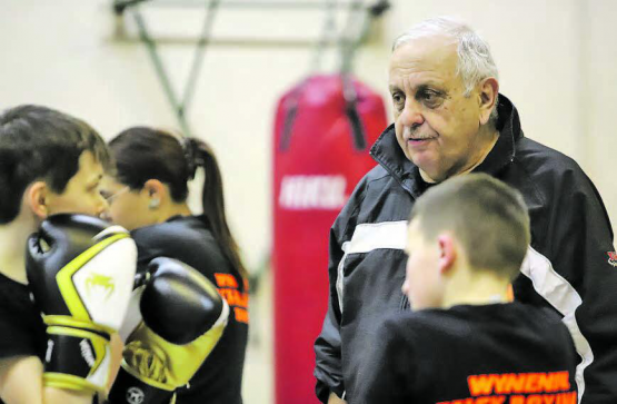 Urs Berchthold in seinem liebsten Elenent: Der 72-Jährige unterrichtet eine Gruppe junger Mädchen und Jungen in der Turnhalle auf der Burg.
