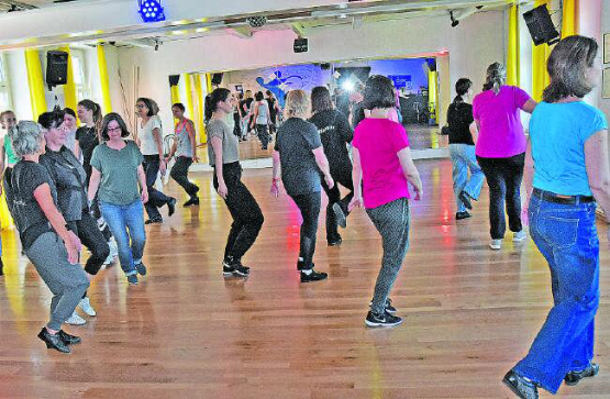 Tanz der 20er bis 40er Jahre: Solo-Swing war einer von sieben Tänzen am Tag der offenen Tür der Tanzschule Dance2bee. (Bilder: aw.)