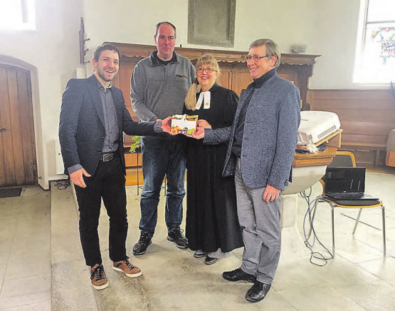 Dankbarkeit überreicht. Die Überbringer der «Znünichörbli», zusammen mit der Pfarrerin der Kirche Rued, Nadine Hassler Bütschi. (Bild: zVg.)
