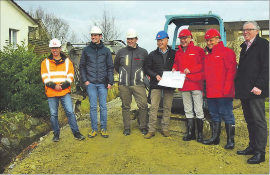 Ein erfreulicher Tag für alle Beteiligten: v.l. Armin Roth (Sustra), Cédric Frei und Markus Mathys (beide suisseplan), Peter Stadler (Gemeindeammann), Daniel Probst und Heinz Kleiner (Mobiliar) und Markus Goldenberger (Gemeinderat, verantwortlich für den Bau). (Bild: st.)