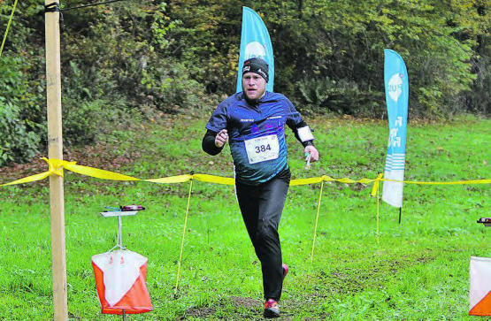 Der langjährige Cheftrainer des Aargauer OL-Nachwuchskaders Beat Müller im Zieleinlauf. (Bilder. zVg.)