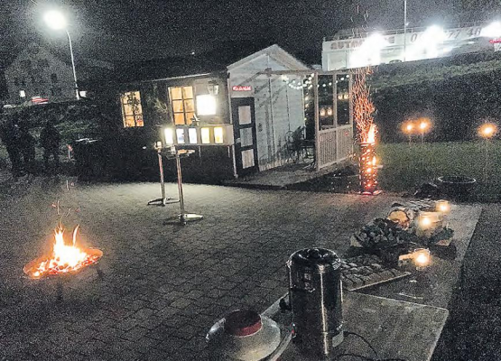 Alles stand bereit am Dienstagabend für einen Zwischenhalt bei der Adventsfensterbesichtigung im Tal. Bald schon nahmen ca. drei Dutzend Leute den Platz ein.