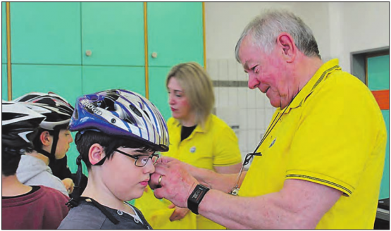 Die meisten Velohelme sind falsch eingestellt: TCS-Experte Walter Wolf zeigt, worauf zu achten ist. (Bild: zVg.)