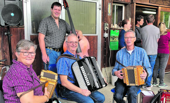 Mit musikalischer Umrahmung: Der Erntedankgottesdienst der reformierten Kirche Kulm fand auf dem Berghof der Familie Widmer in Oberkulm statt. (Bilder: zVg.)