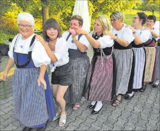 Eine Polonaise zum Geburtstag! Angeführt von der Jubilarin Lotti Läuppi, folgten Enkelin Anne C. Estermann, Tochter Susanne Estermann und die ganze Gästeschar. (Bild und Text: Hedwig Steiner)