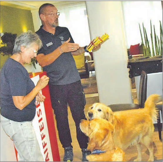 Nico und Champ, sie waren die Stars und stahlen allen die Show: Erika Lüscher vom Club der alten Hasen dankte nicht nur Adrian Kummer, sondern auch den beiden Hunden, je mit Goodies. (Bild: st.)