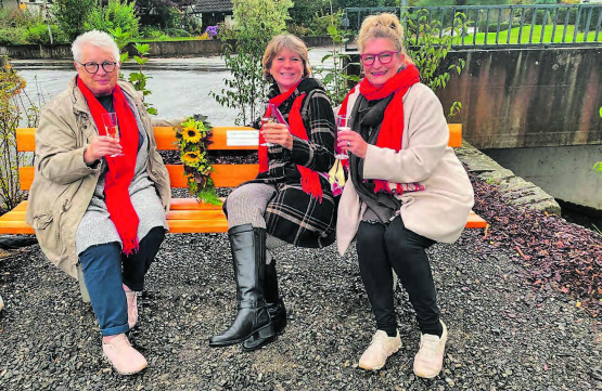 Mit der Widmung «Plaudern – sitzen – ruhen – gucken, gespendet von den Krausen Glucken» lädt die neue Sitzbank Einheimische wie auch Auswärtige zum entspannten Verweilen ein.