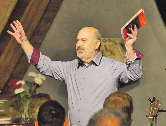 Eine Buchvernissage der etwas anderen Art: Markus Bucher las im Stiftstheater Beromünster aus «Die 300 Assassini». (Bild: spo.)