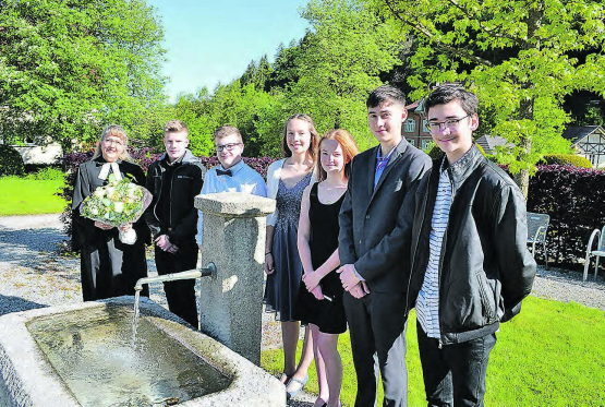 Konfirmationen der Kirche Rued (v.l.): Pfarrerin Nadine Hassler Bütschi, Lucien Bühlmann, Luca Bolliger, Mona Gugelmann, Simona Stauss, Janik Steiner, Cedrik Salm. (Bild: zVg.)