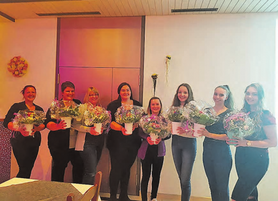 Geehrte und Verabschiedete: An der GV der Damenriege Staffelbach wurden Blumen und Geschenke überreicht. (Bild: zVg.)
